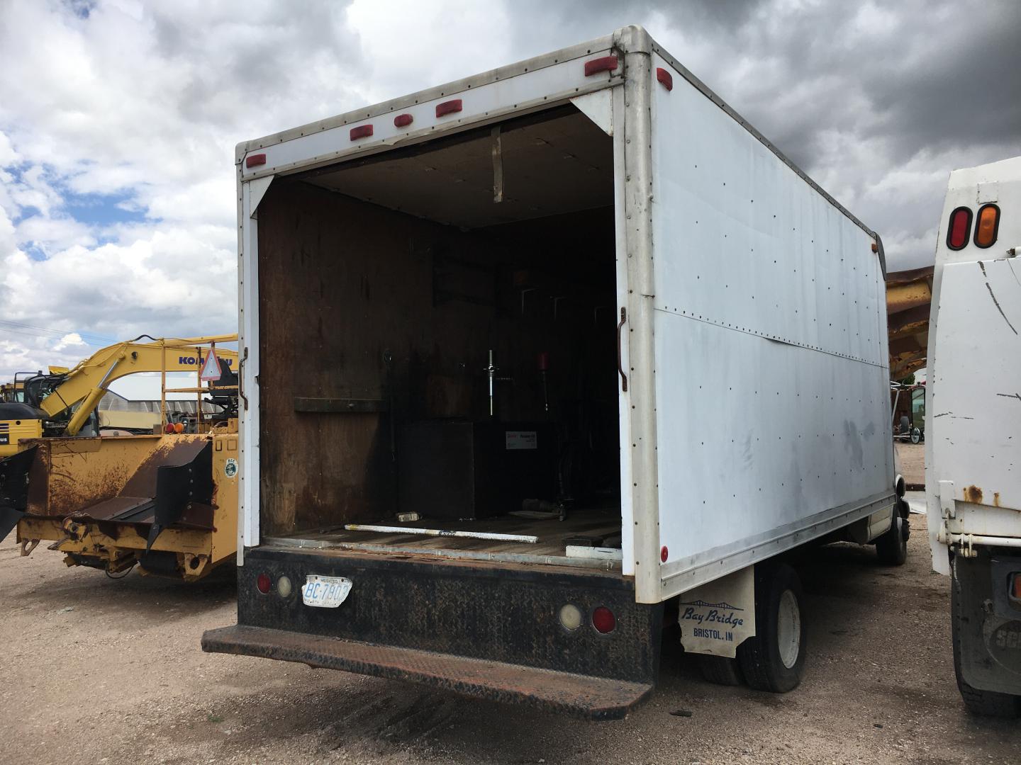 CAMION CON CAJA SECA CHEVROLET 3500